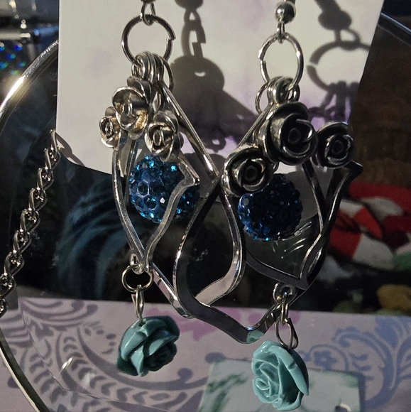 Elegant Silver and Blue Floral Earrings - Picture 1 of 1